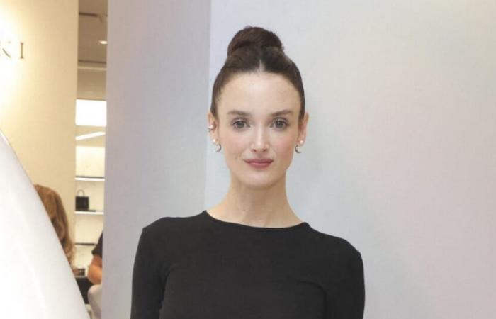 Charlotte Le Bon, elegante de negro, posa con una embarazada y resplandeciente supermodelo francesa