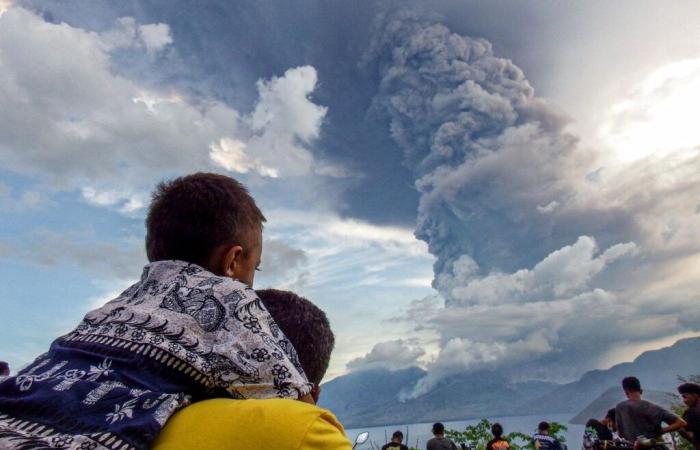 Indonesia: Impresionante columna de cenizas tras una erupción volcánica