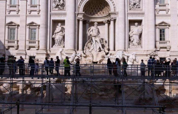 Inauguración de una pasarela que salva la Fontana de Trevi durante su renovación