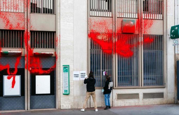 Los manifestantes acusan a BNP Paribas de financiar a Israel en la guerra contra Hamás.