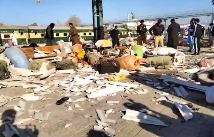 En Pakistán: una explosión en una estación de tren mata a más de veinte personas