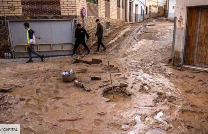 Pierde su auto en las inundaciones, su empleador amenaza con despedirlo porque llegó tarde al trabajo