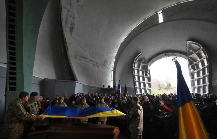 En Kiev, el homenaje a dos soldados que se enamoraron y murieron en el frente.