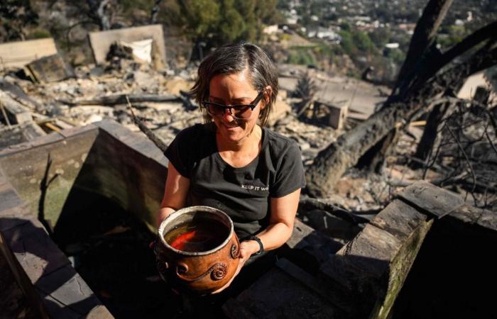 En imágenes. Los bomberos ganan terreno en medio de un destructivo incendio cerca de Los Ángeles