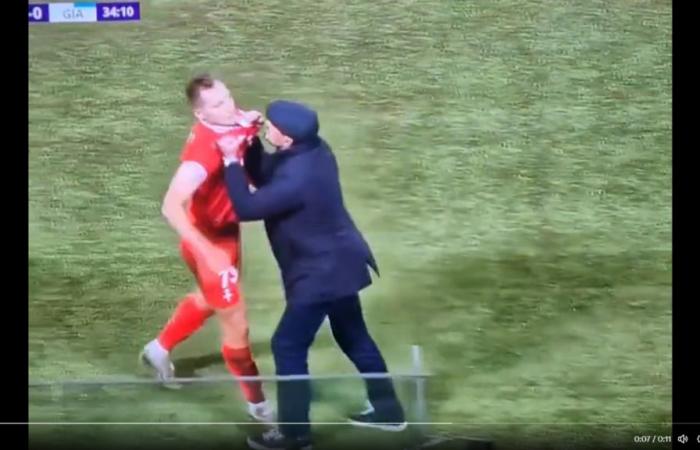 VIDEO. En Italia, un entrenador de fútbol ataca a su propio jugador expulsado