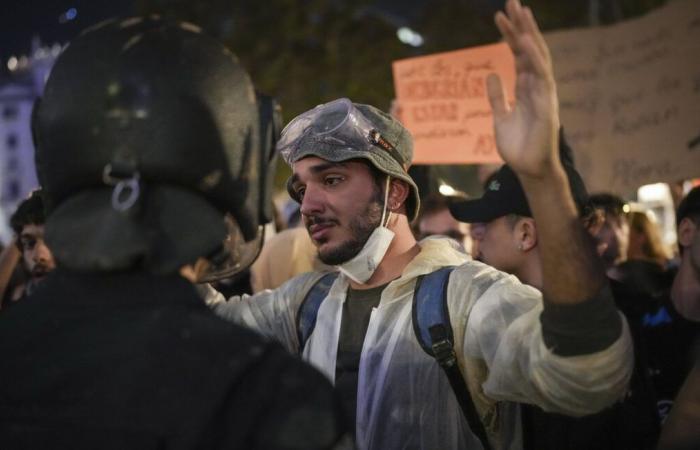 “¡Asesinos, asesinos!” »… “130.000 personas” se manifiestan en Valencia tras las inundaciones