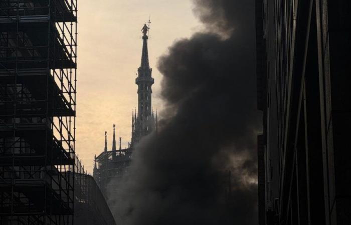 Milán, incendio en Corso Vittorio Emanuele: algunos cables eléctricos en llamas. Testigos: «Un estallido y luego se fue la luz»