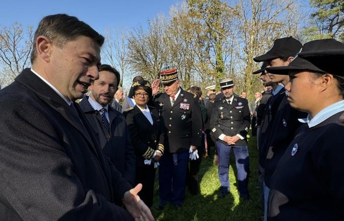 El ministro habla con los cadetes de la gendarmería del Alto Marne.