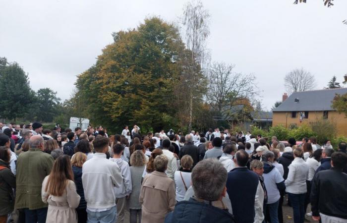 200 personas participaron en la marcha blanca organizada para rendirle homenaje