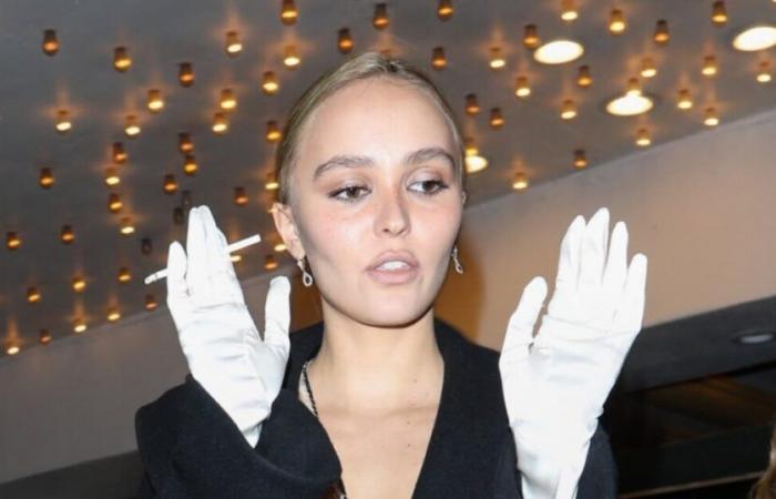 Lily Rose Depp luce muy hermosa para aplaudir a su compañero rapero en concierto en Los Ángeles (FOTOS)