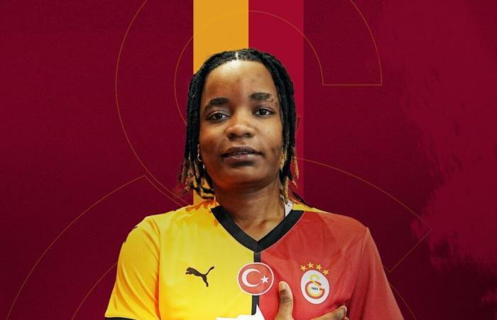 Marie Gisèle Divine Ngah Manga firma con el Galatasaray