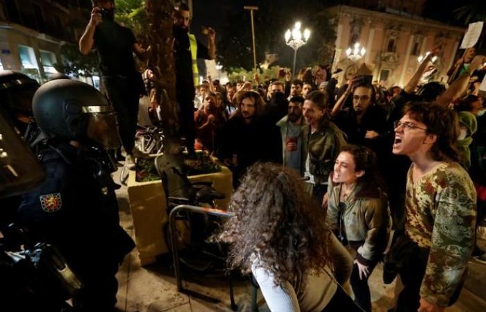 En España, decenas de miles de manifestantes denuncian la gestión de las inundaciones