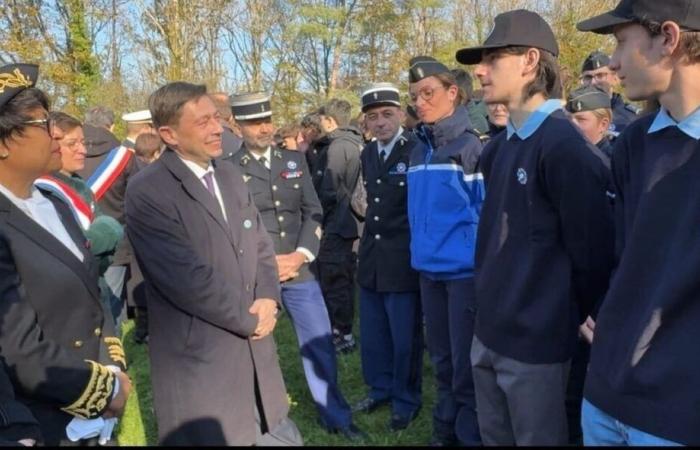 El ministro habla con los cadetes de la gendarmería del Alto Marne.