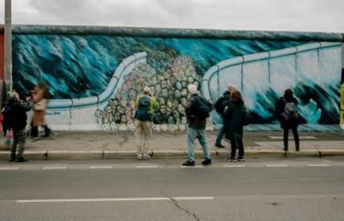 Tras las huellas de los fragmentos del Muro de Berlín, treinta y cinco años después de su apertura