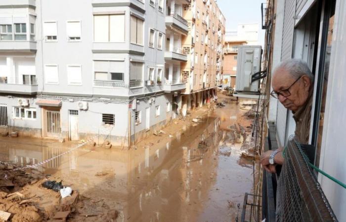 En España, las inundaciones provocan malos olores en las calles