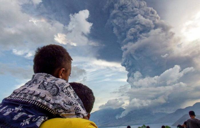 La columna de ceniza del volcán indonesio Lewotobi Laki-Laki se eleva varios kilómetros hacia el cielo