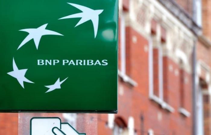 Manifestación propalestina organizada frente a una agencia BNP Paribas