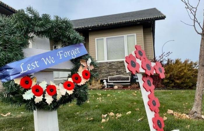 Mujer de Saskatchewan decora su césped para el Día del Recuerdo