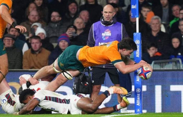 Australia se enfrenta a Inglaterra tras un partido loco