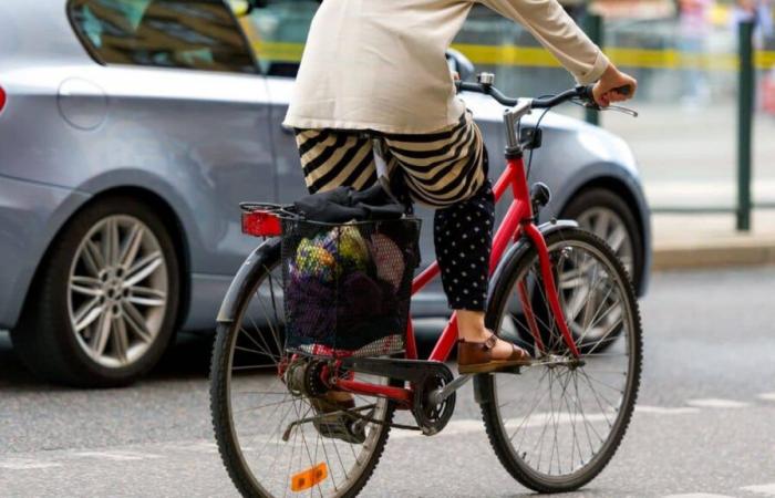 Automovilistas muy molestos por esta práctica de los ciclistas, aunque es legal