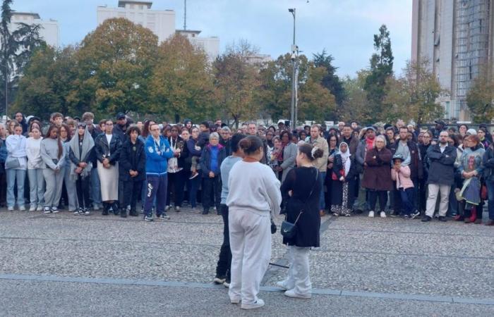 Tiroteo en Poitiers: entre emoción y llamados a “restaurar la verdad”, cientos de personas rinden homenaje a Anis