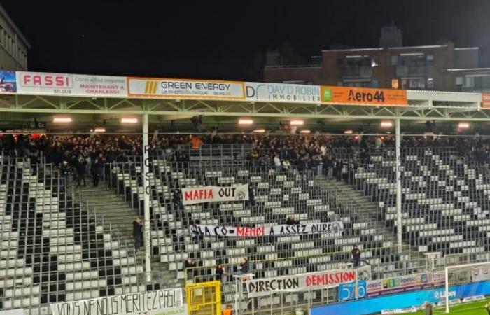 Los aficionados de la T4 vinieron a cantar contra la dirección del Sporting de Charleroi antes de la recepción de Westerlo (vídeo)