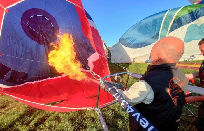 Medio centenar de globos aerostáticos completamente inflados en el cielo de Velay (vídeo)