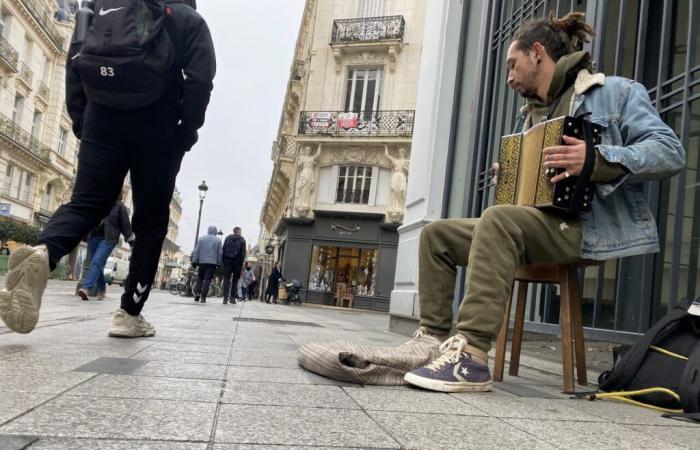 Con su acordeón, Romain anima cada día la rue de la République en Orleans