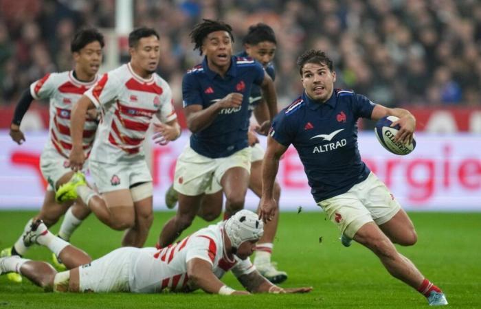 El XV de Francia celebra su reencuentro con Antoine Dupont y el Stade de France dominando a Japón