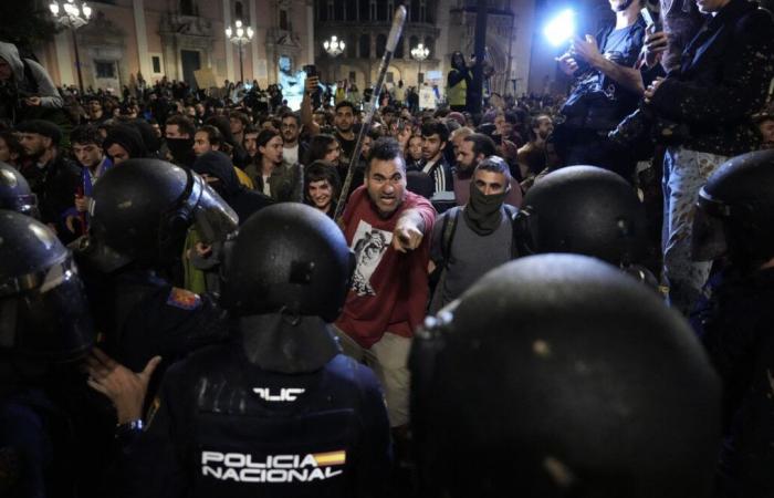 Decenas de miles de españoles salen a la calle para expresar su enfado por la gestión de las inundaciones