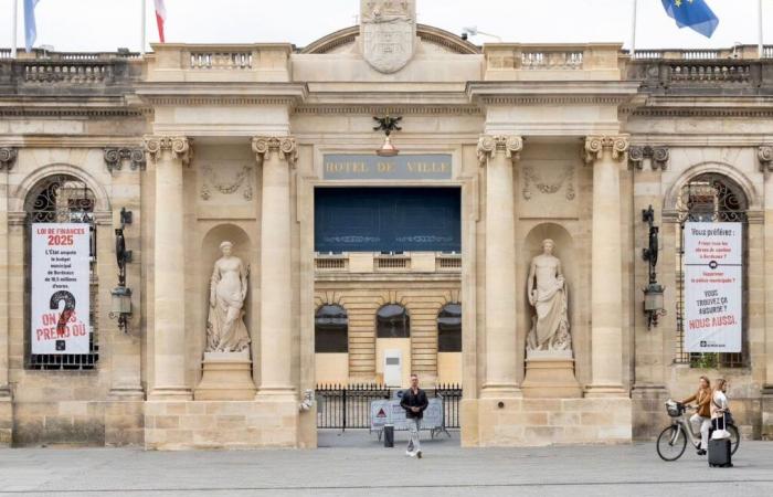 El prefecto llama al orden a Pierre Hurmic para su pancarta en la fachada del ayuntamiento de Burdeos