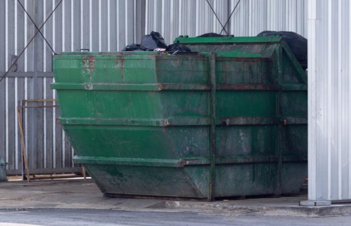 Lot: en plena jornada laboral cayó varios metros a un contenedor de basura