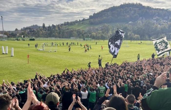 3.000 aficionados del Saint-Etienne en el último entrenamiento de su equipo antes del derbi en Lyon (Saint-Etienne)