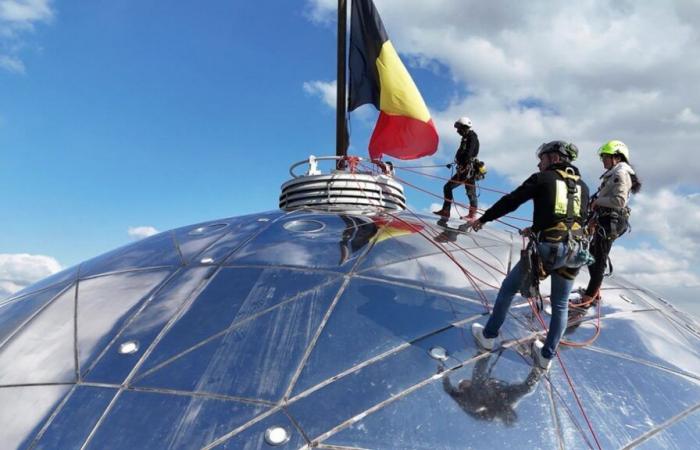 Gracias a ellos, el Atomium brilla con fuerza: la inmersión entre los técnicos de accesos verticales, una profesión arriesgada