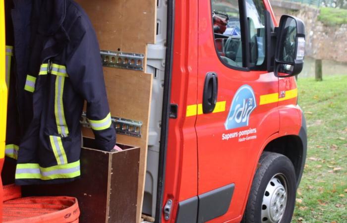 Un hombre rescatado por los bomberos tras una explosión tras un incendio en su coche.