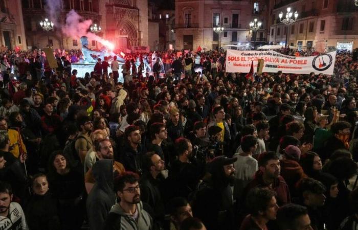 EN FOTOS | Inundaciones en España: más de 130.000 manifestantes salen a la calle para expresar su ira