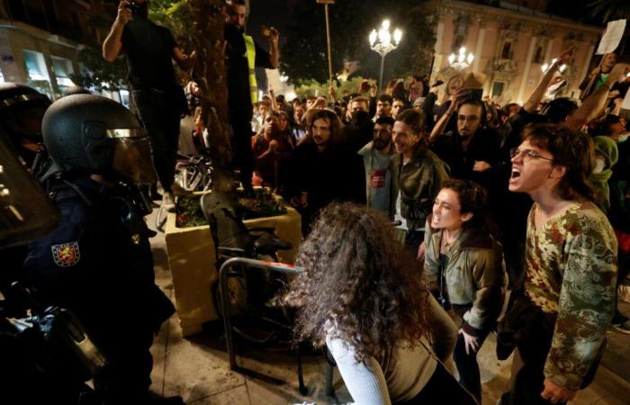 En España, decenas de miles de manifestantes denuncian la gestión de las inundaciones