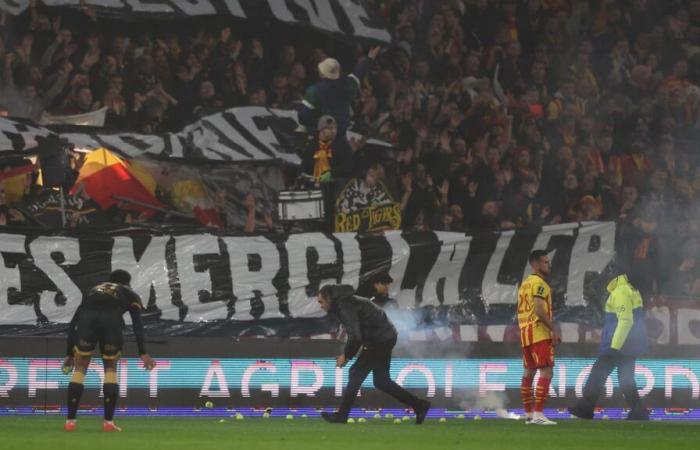 Lens – Nantes: pelotas de tenis arrojadas al terreno de juego, aficionados protestando, el partido interrumpido