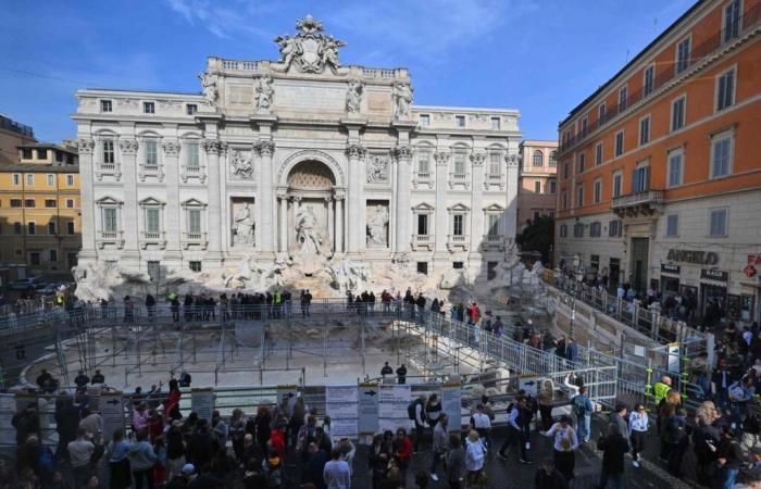 Inaugurada una pasarela sobre la Fontana de Trevi en Roma