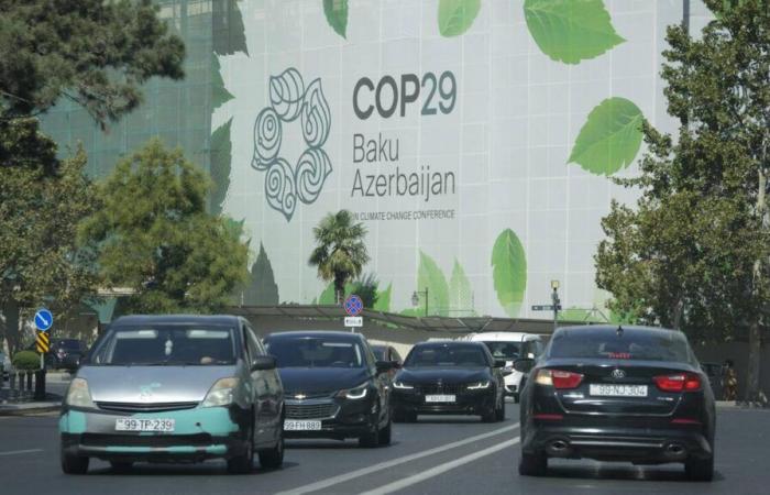 Con botas y bots: cómo Azerbaiyán se prepara para acoger la COP29