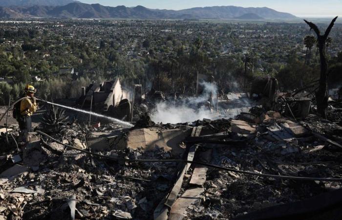 En imágenes. Los bomberos ganan terreno en medio de un destructivo incendio cerca de Los Ángeles