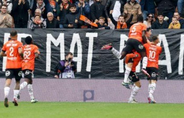 El Lorient domina al Guingamp y vuelve al Paris FC, aferrándose a Pau