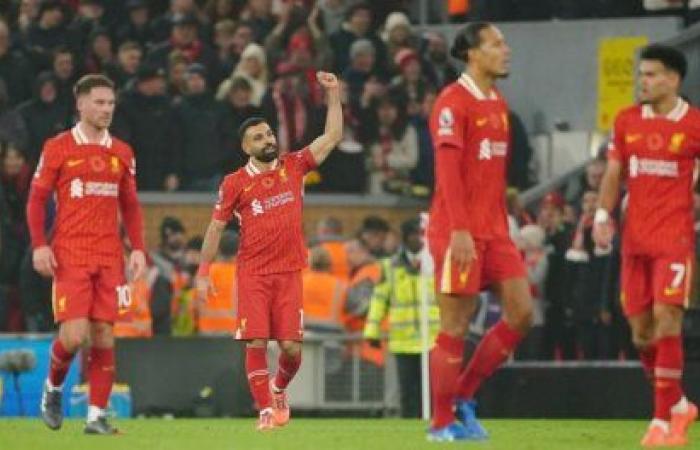 Liverpool vence al Aston Villa y asciende en la clasificación