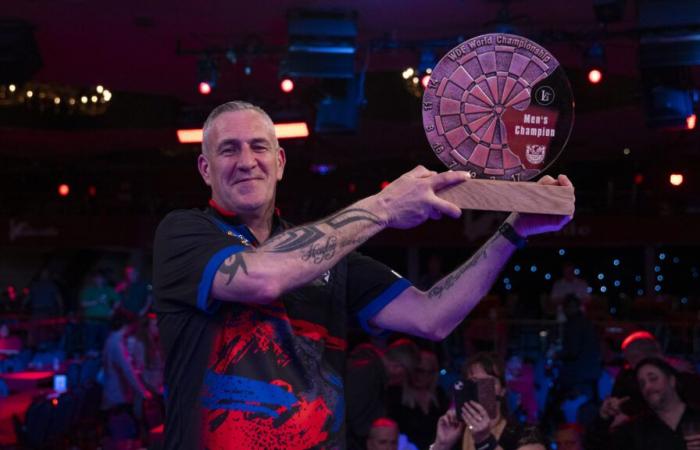 Martin Adams supera la prueba de Mason antes de que Neil Duff también gane en el World Seniors Darts Masters