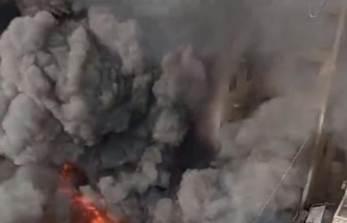 Se controla un enorme incendio en la calle Hamra y se evacuan los edificios