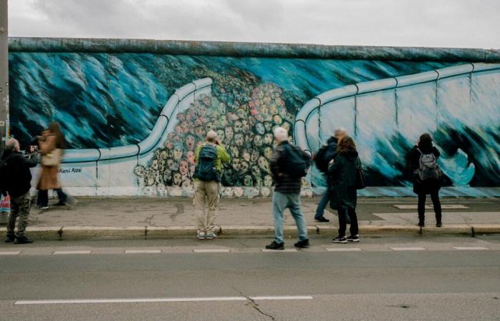 Tras las huellas de los fragmentos del Muro de Berlín, treinta y cinco años después de su apertura