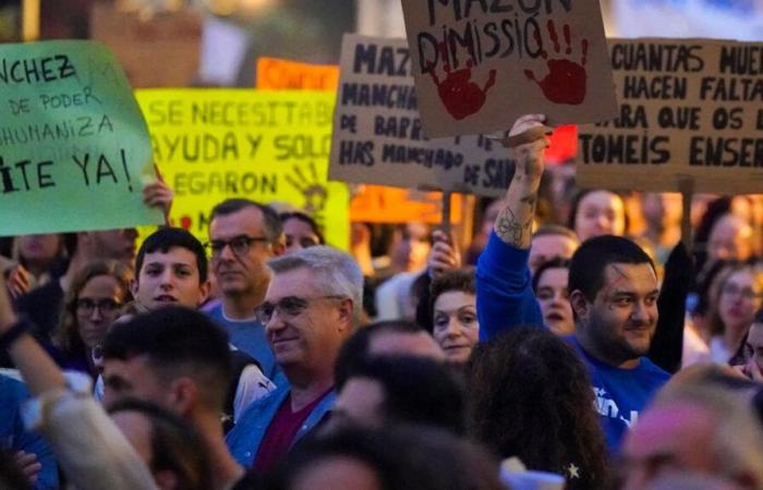 En Valencia, miles de personas manifiestan su enfado