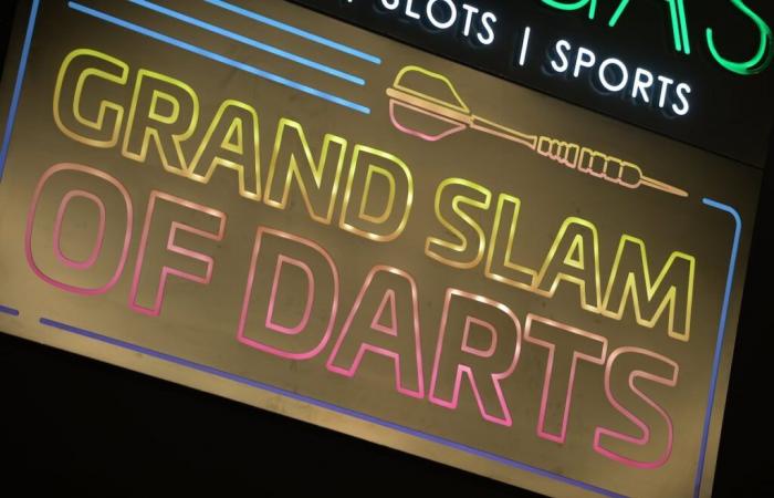 ¡Ciento ochenta! Los apostadores acuden en masa a Wolverhampton para el segundo día del Grand Slam of Darts