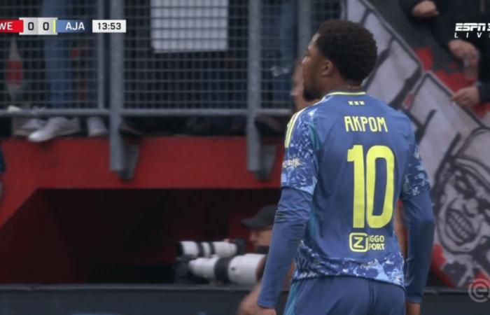 Un gesto deportivo le costará caro a Chuba Akpom y Ajax ante el FC Twente