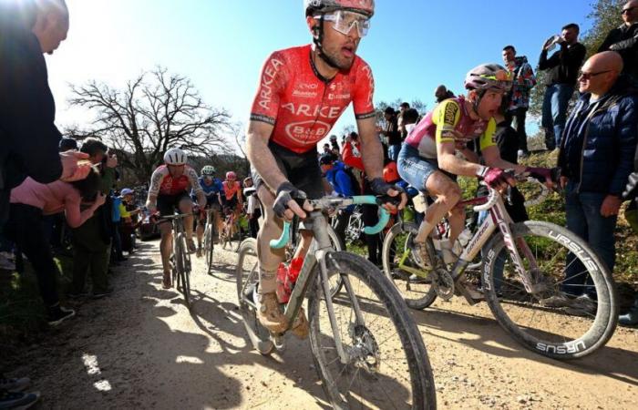 Vincenzo Albanese corre hacia la lista de EF Education-EasyPost